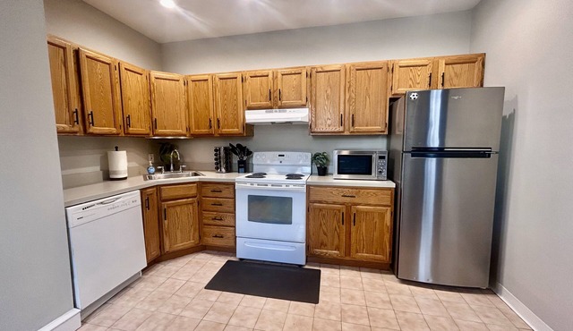Modern Philly Suburb Townhouse - Easy City Access & Close to the AIrport