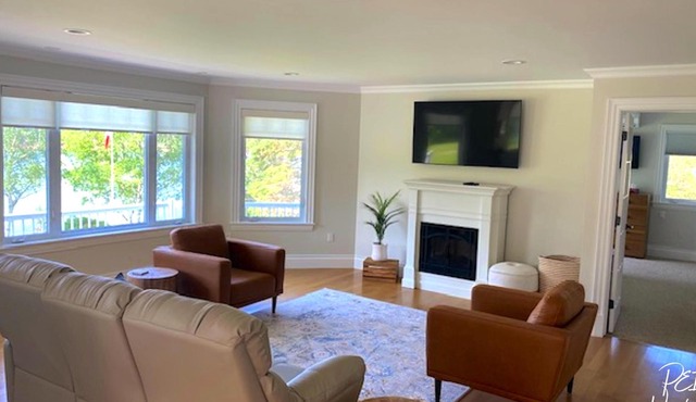 Modern, spacious 4 bedroom waterfront vacation home near Cavendish