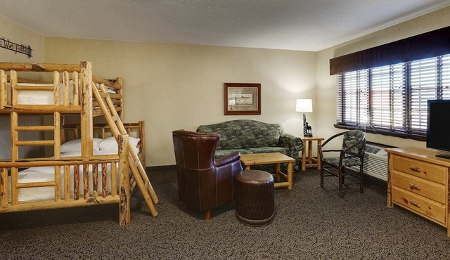 Modern Stay in Moline | 0.8 mi to TaxSlayer Center | Event Venue