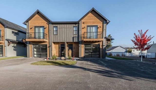 New 3BR/3BA Condo Steps from Flathead Lake