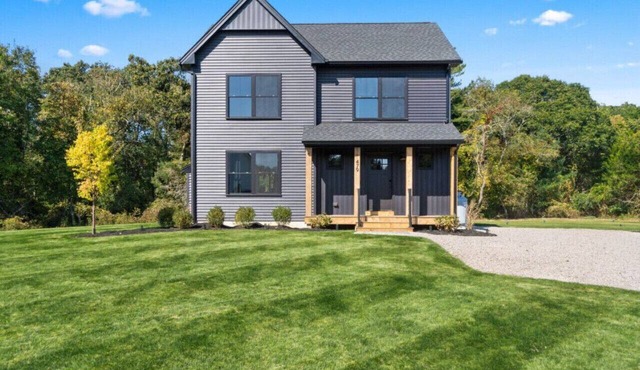 New Centrally located Stylish Modern Farmhouse