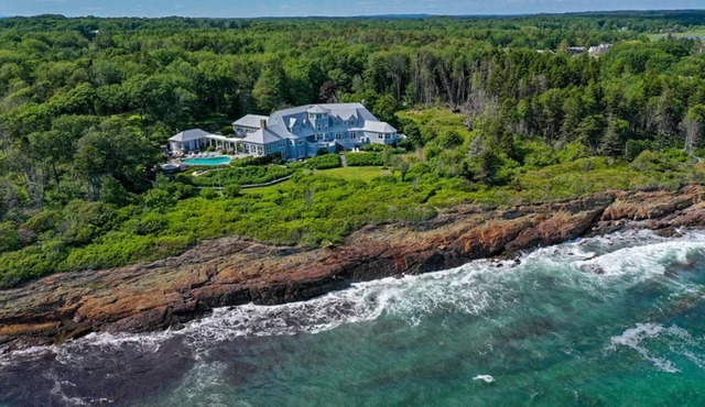Ocean front estate. 15 min to Portland.