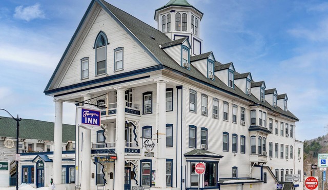 On Historic Main Street: Walkable & Quaint Apt!