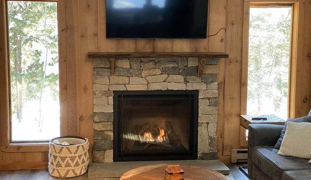 Outerwoods at Chimney Hill! Pool, clubhouse, and 10 min to Mount Snow!
