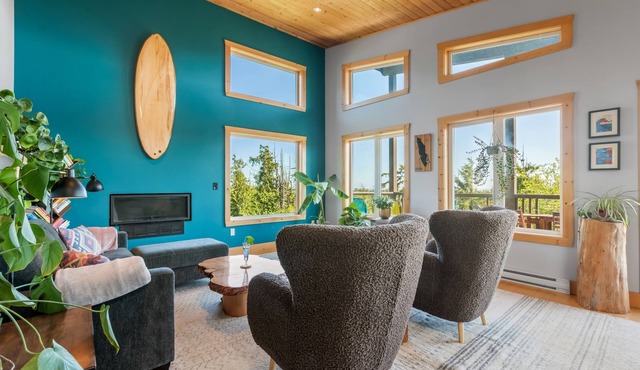 Panoramic Rainforest & Ocean Views, Fire Pit & EV Plug in Ucluelet
