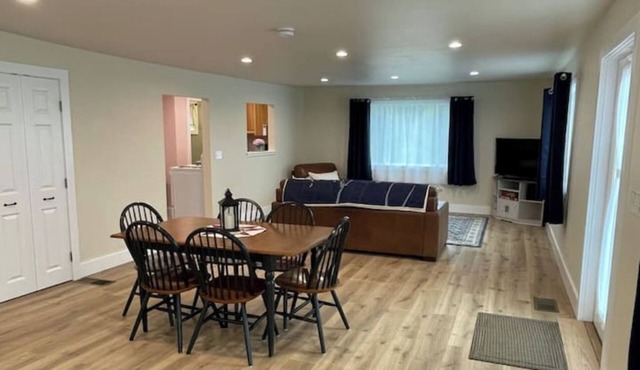 Peaceful Intown Studio ~ Walk to Shops & Dining