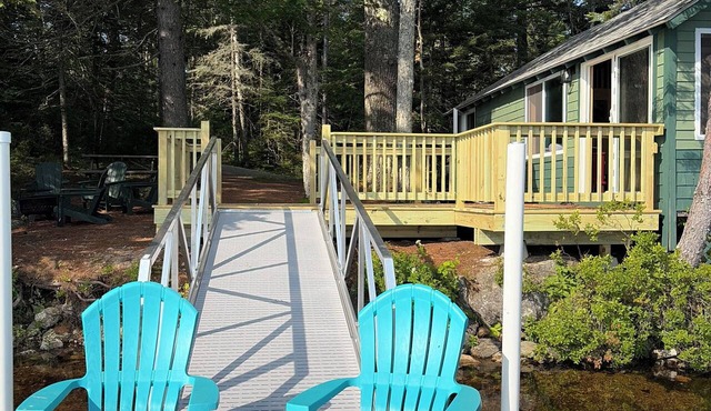 Peaceful Lakeside Cabin on the Water Nestled beneath the Pines