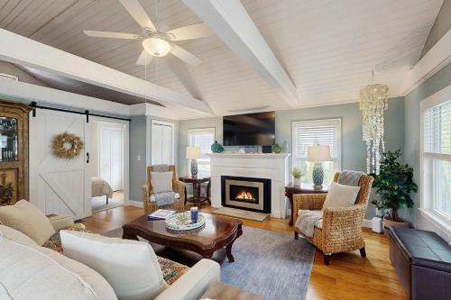 Peaceful marshview escape with large sunroom AC outdoor firepit & dog friendly