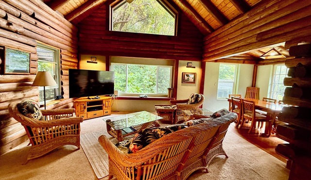 PERMITTED Charming LOG HOUSE Farm Stay! Upcountry Maui. Magical and Peaceful!