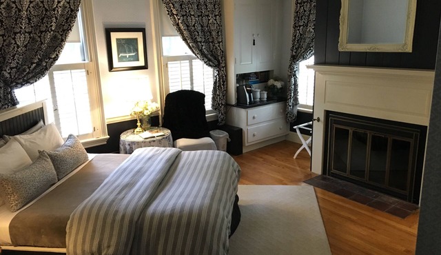 PineCrest Inn