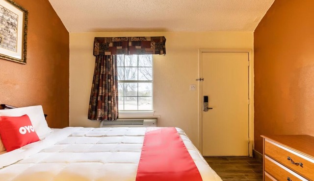 Practical Pet-Friendly Queen Bedroom with Seasonal Outdoor Swimming Pool in Decatur