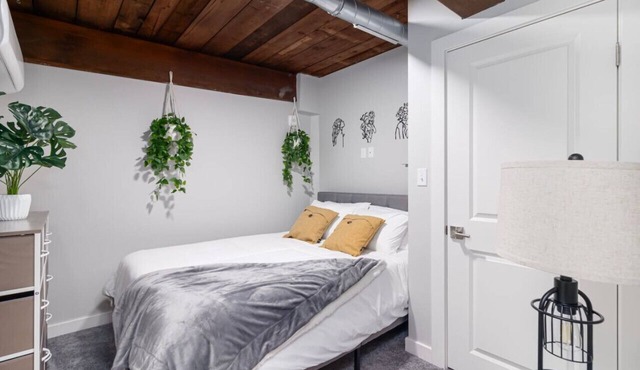 Prime 2BR Brown, Dining, Nurses, Hospital Close