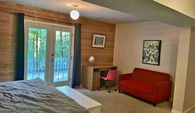 Private Basement suite, beautiful ravine! Perfect, Relaxation or Celebration 🤩