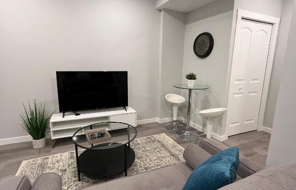 Private Chic Modern Suite with Kitchen near Spruce Meadows and LRT in Calgary