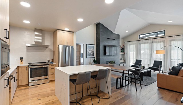 Private Condo|Fireplace|Top Floor Balcony|Plaza View