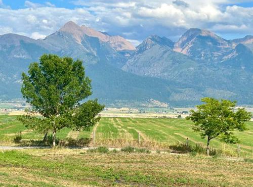 Private Home With Amazing Mountain Views-Two Bedroom and Two Bath