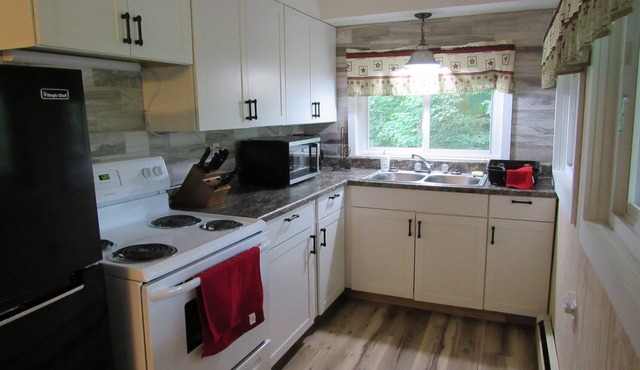 Private, Quiet, Riverfront 3 bedroom Cottage at Woy Bridge Campground & Cabins