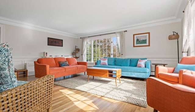 Private setting w/hiking trails, sleeps 13, a/c, minutes to area beaches