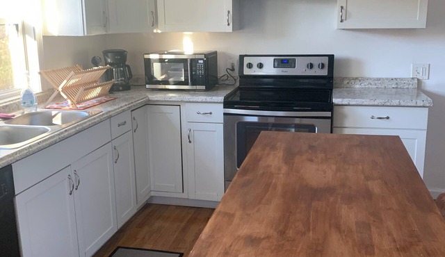 Quiet 2bd Townhome Apt with full kitchen, Cleaning fee waived.