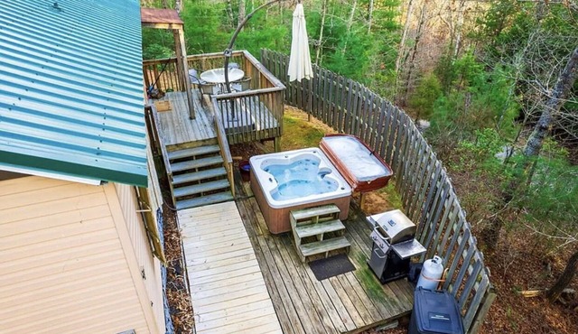 Quiet hideout w/Hot Tub & fire pit! BrysonCity! Pet Friendly! GSMR NOC