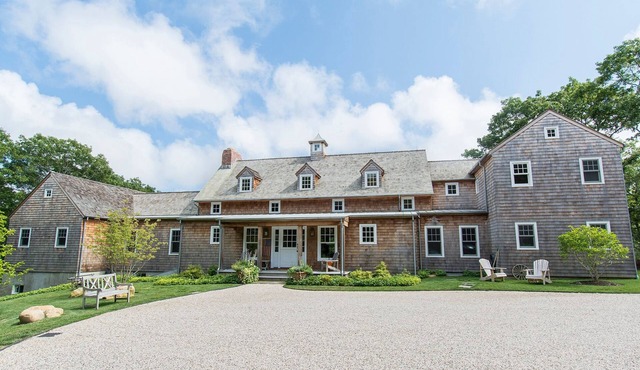 Quiet, private East Hampton home with pool close to Round Swamp