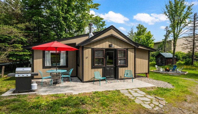 RC 17 – Cozy Cabin with Shared Rangeley Lake Waterfront, Kayaks, Paddleboards & Firepit
