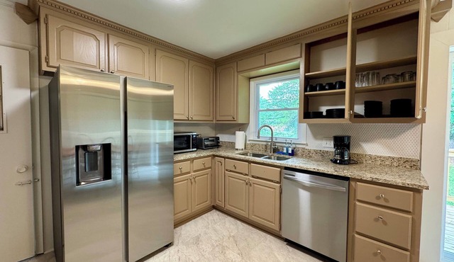 Recently Remodeled, Pet-Friendly Home 10 min from GA Fairgrounds