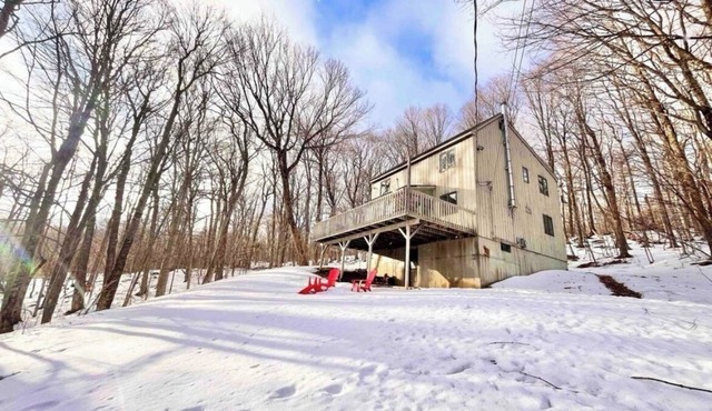 Recently Renovated Spacious 4BR with POOL, GAME ROOM, LAKE minutes to MOUNT SNOW
