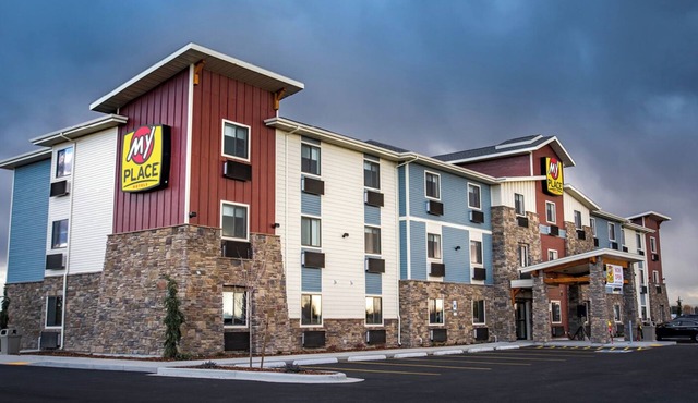 Relax in a Spacious, Clean Room w/Kitchen Near Shoshone Falls and Trails