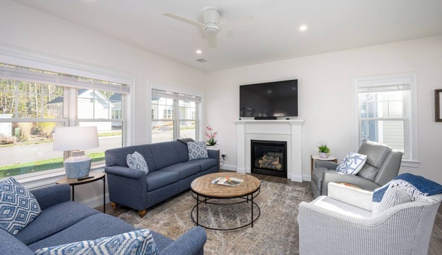 Resort style community, heated pools, club house, game room, 15 mins to beaches.