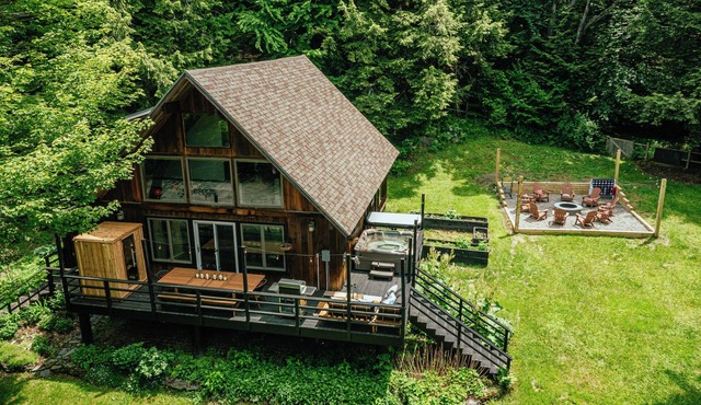 Retro 70's Throwback Chalet-Sleeps 12-Game Room-Fire Pit-Bunk Room-Hot Tub-Sauna