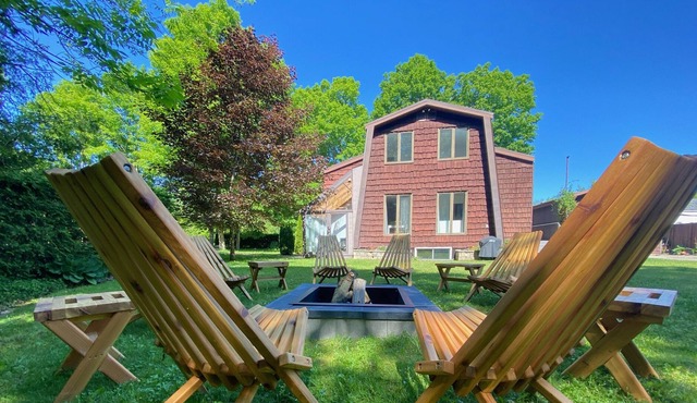 Retro modified A-Frame cottage across from Lake Huron (4 bdrm)