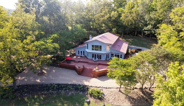 "River's Edge" - Gorgeous 4,600sqft Home with Walk-in River Access