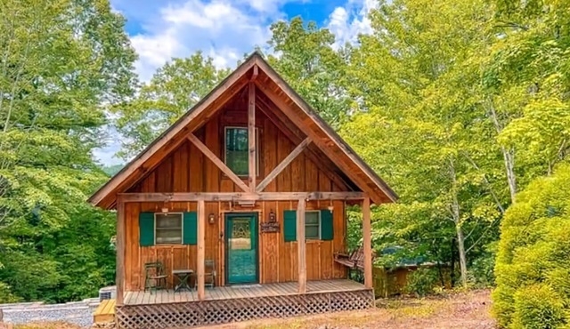 Romantic Cabin Getaway, WIFI, hiking trails waterfalls,and Hot Tub