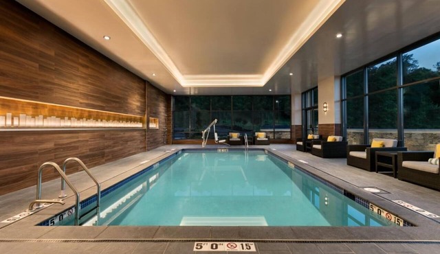 Romantic Getaway! Cozy Suite w/Pool, Free Breakfast & Parking, Pet Allowed!