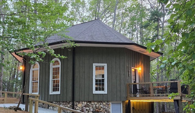 Romantic Getaway, Octagon Cabin in the Woods with Hot Tub by CoHost Works