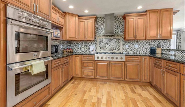 Rustic 6 bedroom 6,500 sf home on 4 acres with hot tub!