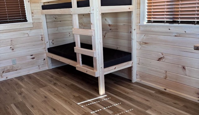 Rustic Cabin experience, sleeps up to 4 guests, detached bathrooms/showers