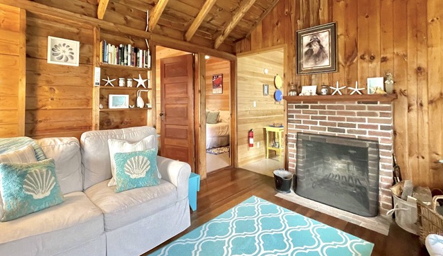 Rustic Chic Cottage in Ocean Point! Water Views, Fireplace and Great Linens!