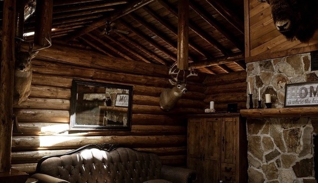 Rustic Log Cabin - Nestled in the trees perfect for privacy. A retreat awaits :)