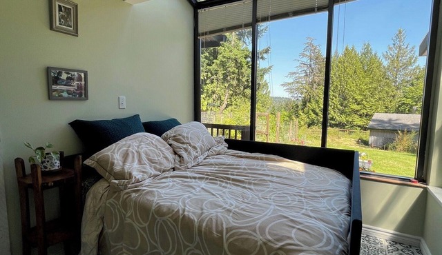 Rustic Romantic Quiet Private Colorful- Surrounded Cedar trees - Sleeps 8