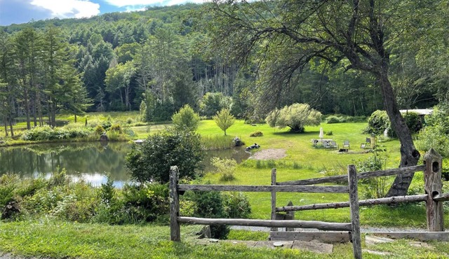 Rustic, secluded lodge with fishing ponds and hiking trails in charming Fairlee