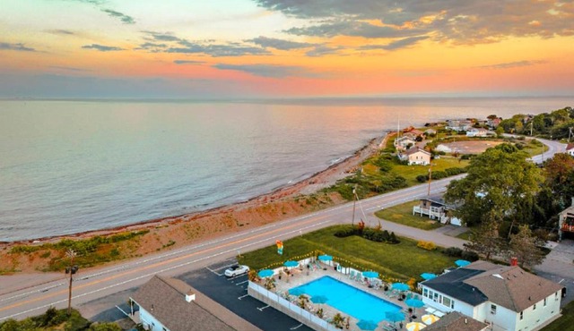 Rye Motor Inn - Oceanfront, Walk to Beach