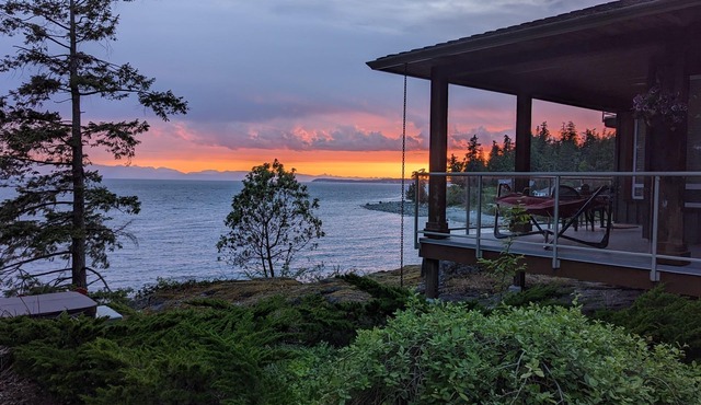 SeaDog Oceanfront Cottage with Private Hot Tub!