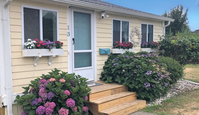 Seaside Cottage Steps to Beach/Close to Ferry to Martha's Vineyard & Nantucket