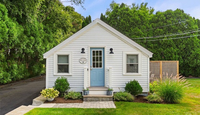 Shore Cottage - Coastal gem, a traveler favorite! Outdoor patio, central AC.