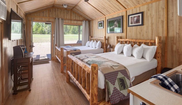 Sky Eco - Wolf Den Cabin