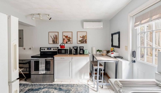 Smoke FREE Studio- walk to beaches, downtown! 5 min drive to Historic Salem!