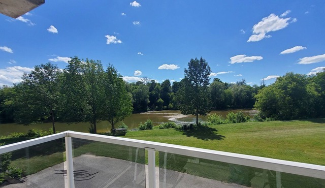 Spacious 1300 ft² condo w/ balcony overlooks river