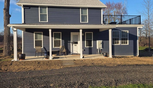 Spacious 2-bedroom house in Stone Ridge with outdoor patio with beautiful view.